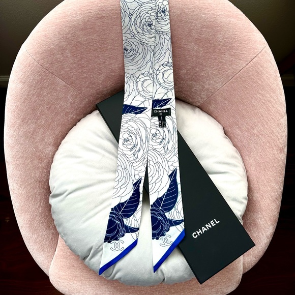 CHANEL Scarf with Navy/White Floral Silk Tie - Picture 1 of 5